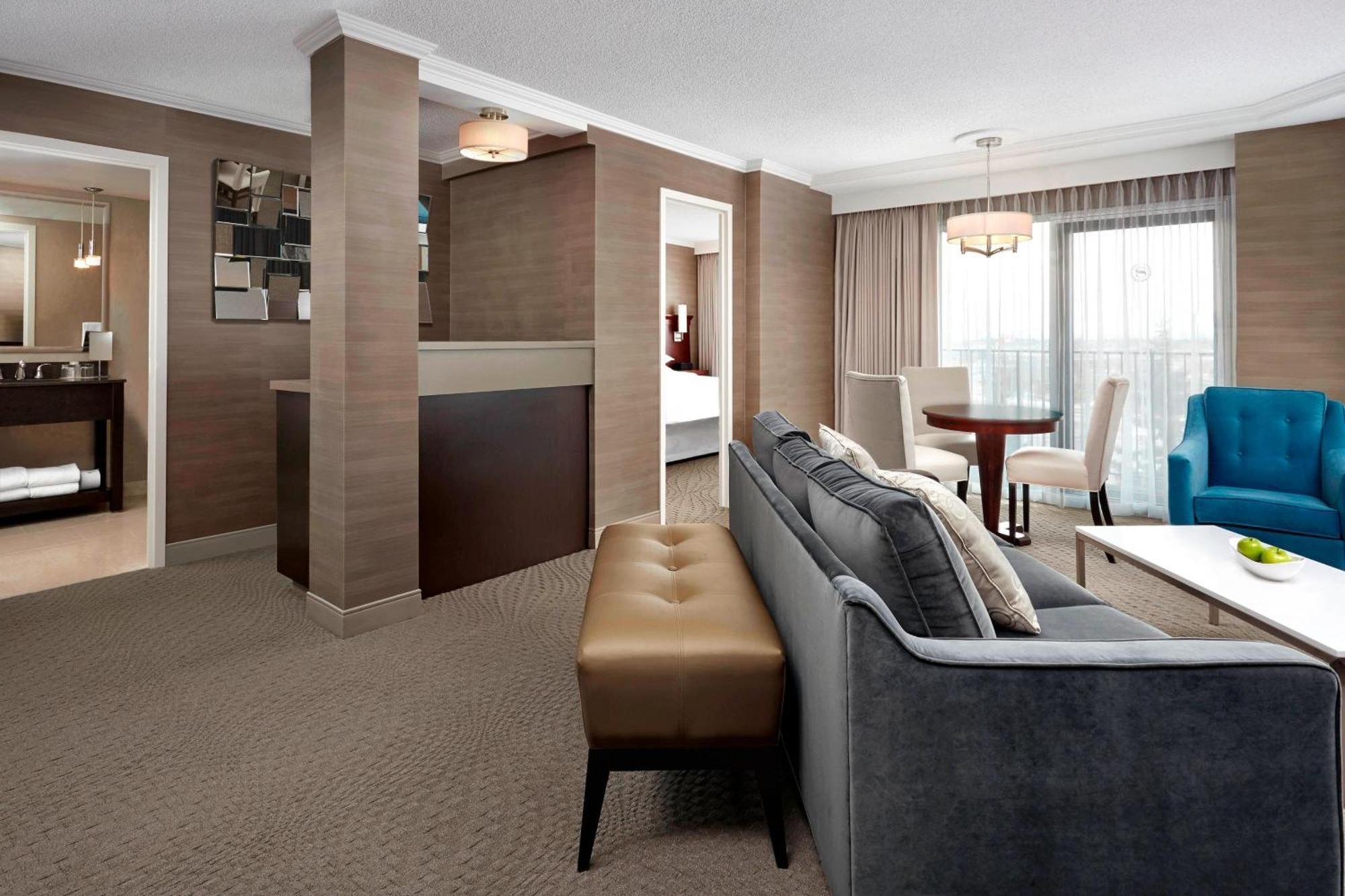 Sheraton Cavalier Calgary Hotel Exterior photo